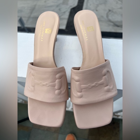 NEW M by Bruno Magli Nikka leather sandal cream slip-on embossed logo sz 9 Italy - Picture 1 of 13